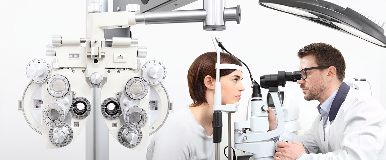 Medical Billing Experts in New York. Optometry billing services. Optometrist checking patient's eyes.
